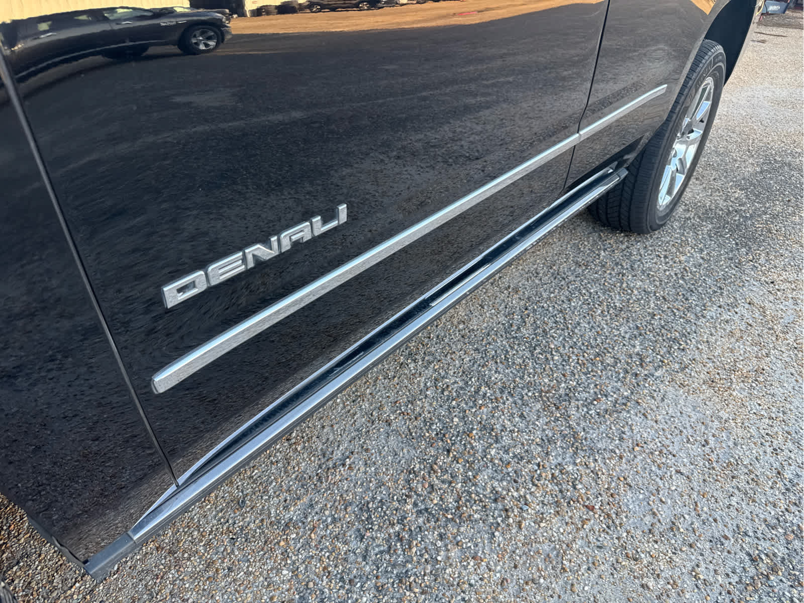 Used 2015 GMC Yukon Denali w/ Touring Package AWD/4WD image 13