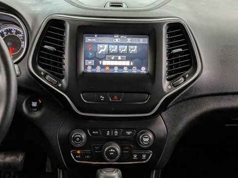 Used 2019 Jeep Cherokee Latitude Plus w/ Cold Weather Group AWD/4WD image 25