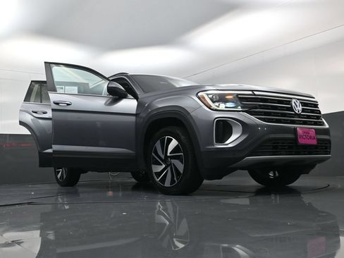 Used 2025 Volkswagen Atlas SE FWD image 17