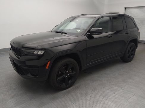 Used 2023 Jeep Grand Cherokee Altitude AWD/4WD image 2