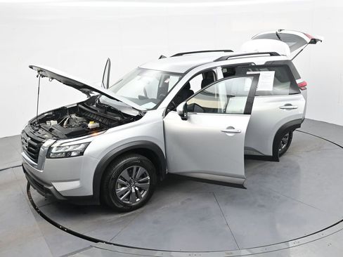 Used 2024 Nissan Pathfinder SV image 40