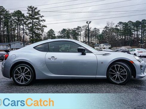 Used 2018 Toyota 86 image 2