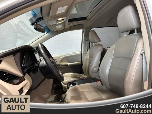 Used 2017 Toyota Sienna XLE w/ XLE Navigation Package FWD image 5