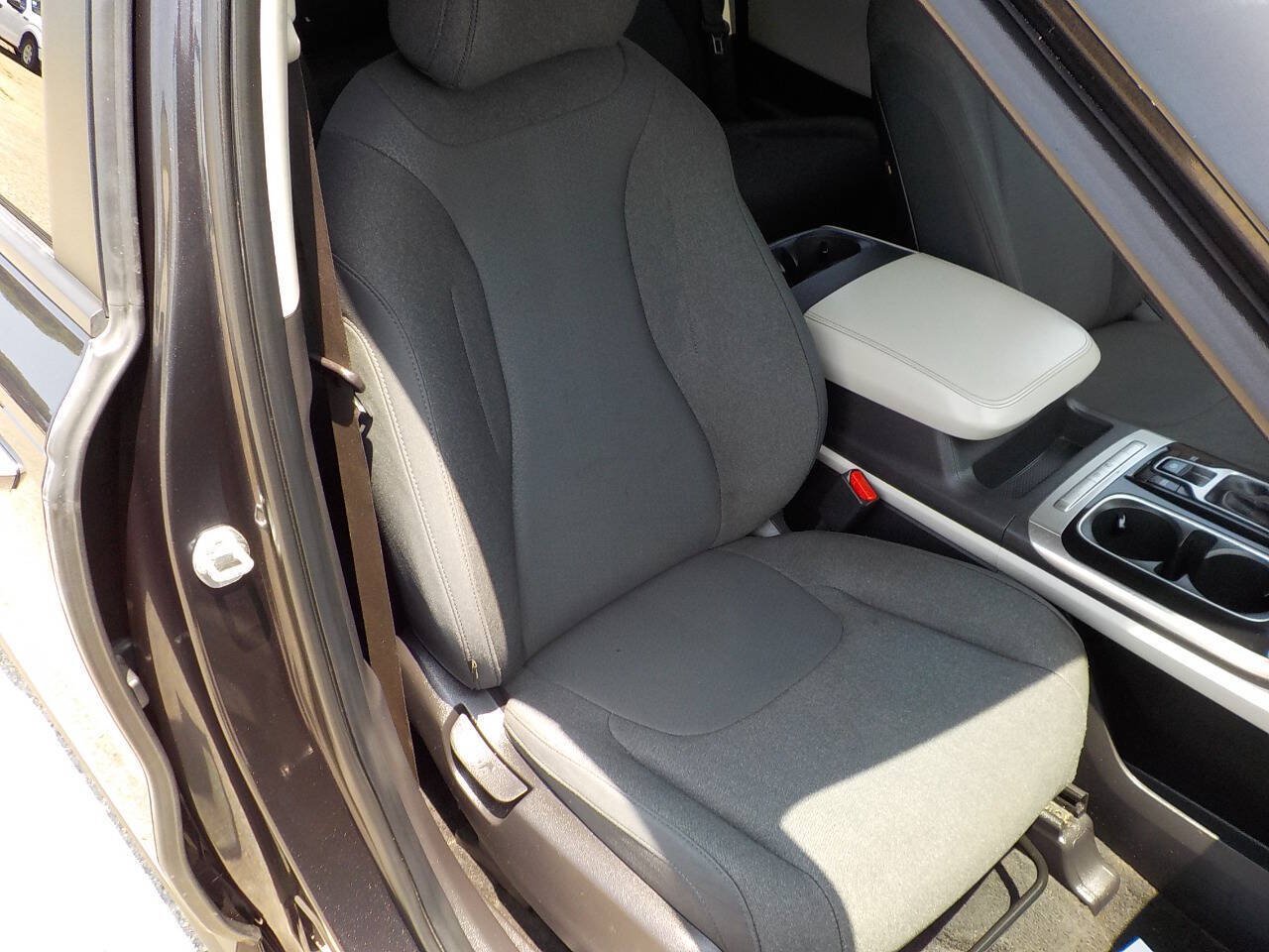 Used 2022 Kia Carnival LX FWD image 25