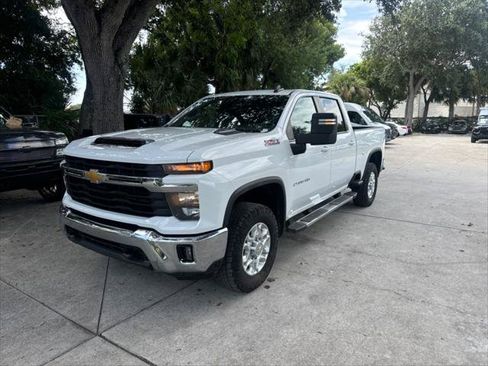 Used 2024 Chevrolet Silverado 2500 LT AWD/4WD image 2