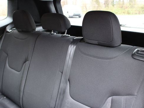 Used 2016 Jeep Renegade Latitude w/ Cold Weather Group image 14