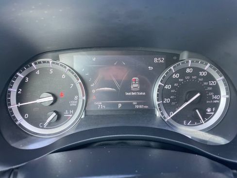 Used 2022 Toyota Highlander XLE AWD/4WD image 9