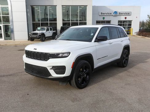 Used 2023 Jeep Grand Cherokee Altitude image 2