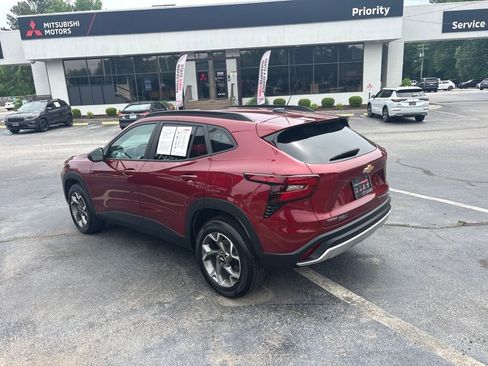 Used 2025 Chevrolet Trax LT w/ LT Convenience Package FWD image 5