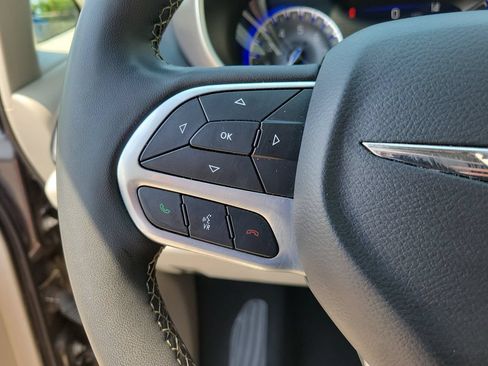 Used 2023 Chrysler Pacifica Touring-L FWD image 25