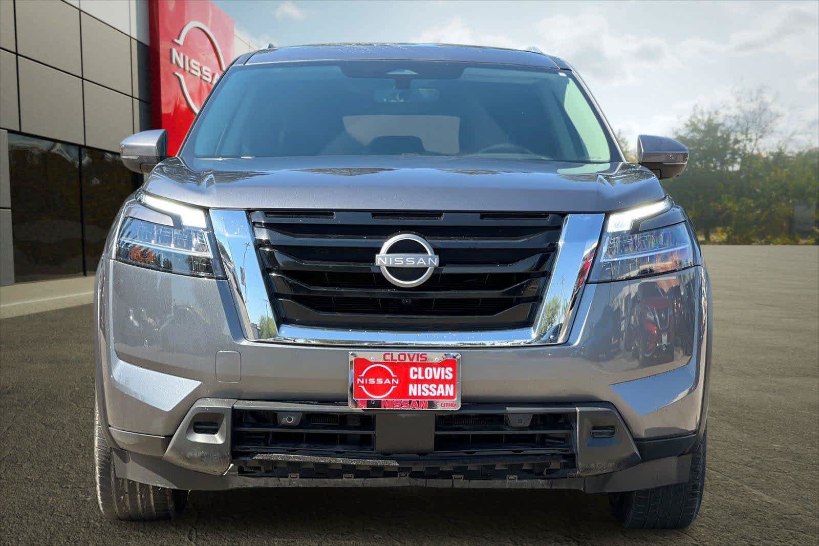 Used 2025 Nissan Pathfinder SL FWD image 11