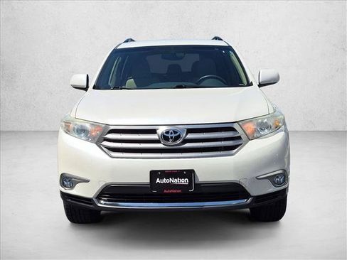 Used 2013 Toyota Highlander Plus FWD image 2