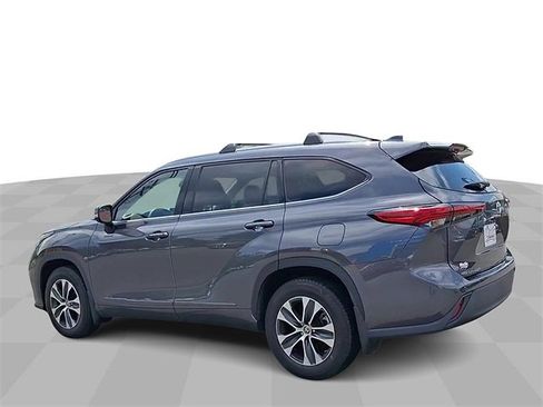 Used 2022 Toyota Highlander XLE image 6