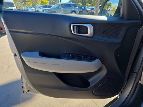 Used 2024 Hyundai Venue SEL image 30