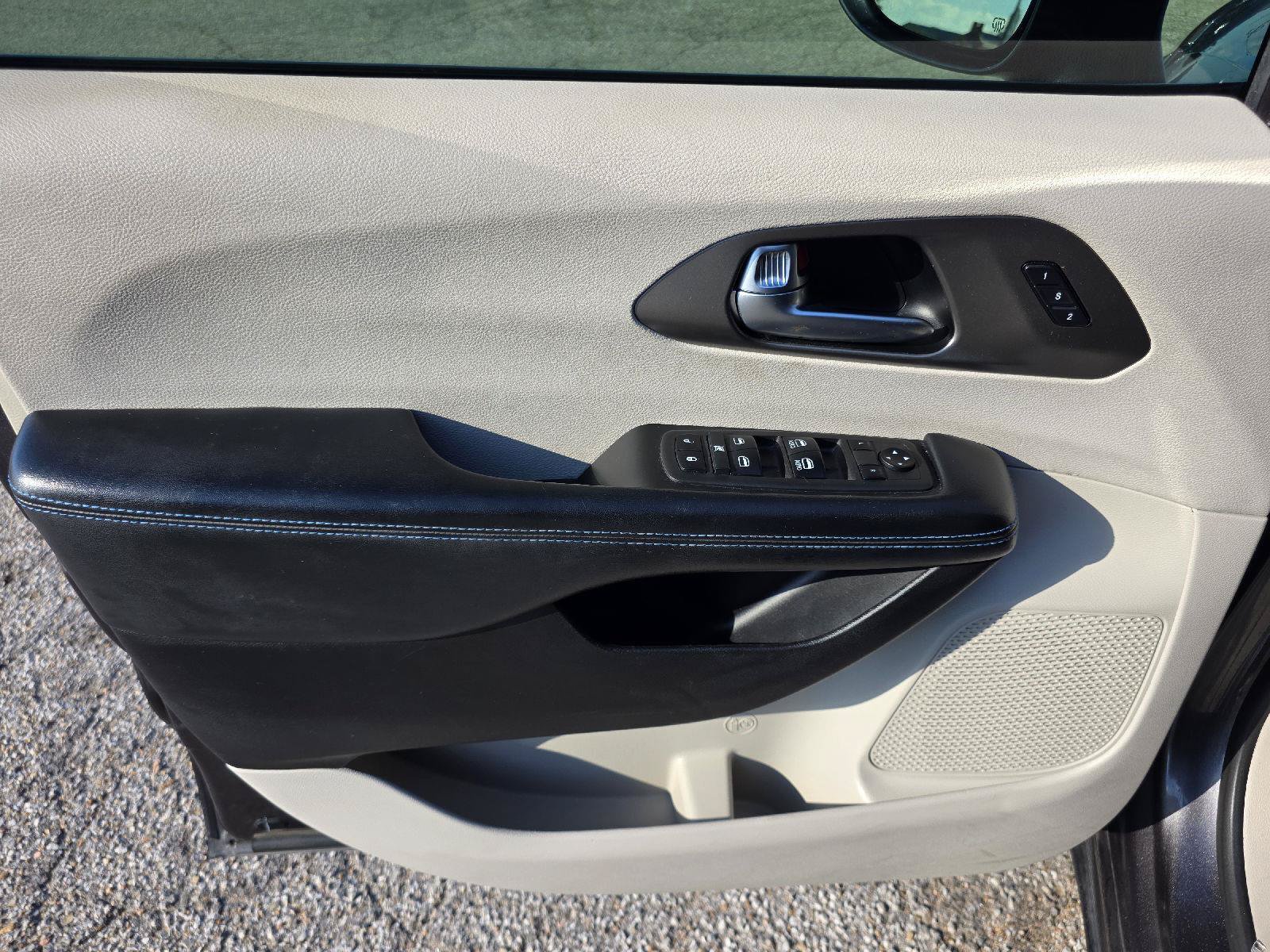Used 2021 Chrysler Pacifica Touring-L FWD image 34