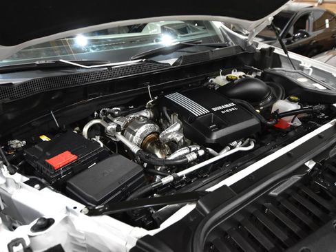 Used 2022 Chevrolet Silverado 1500 LTZ w/ LTZ Premium Package AWD/4WD image 59