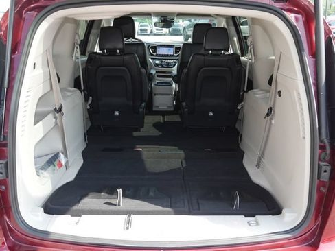 Used 2023 Chrysler Pacifica Touring-L FWD image 10