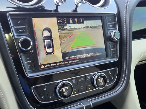 Used 2017 Bentley Bentayga AWD/4WD image 40