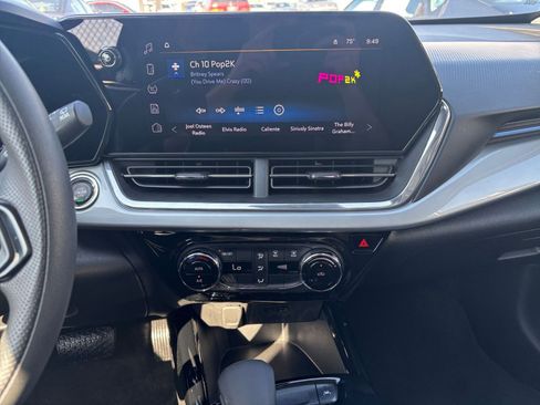 Used 2025 Chevrolet Trax LT image 17