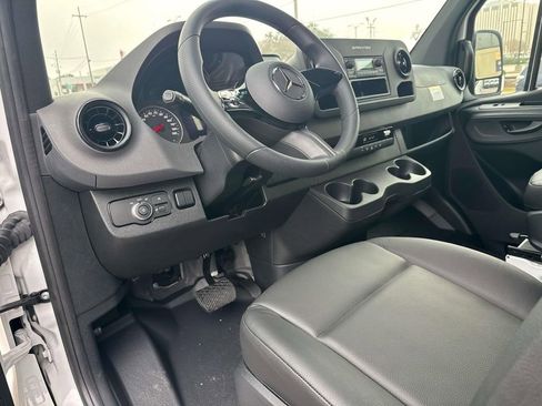 Used 2025 Mercedes-Benz Sprinter 2500 image 10