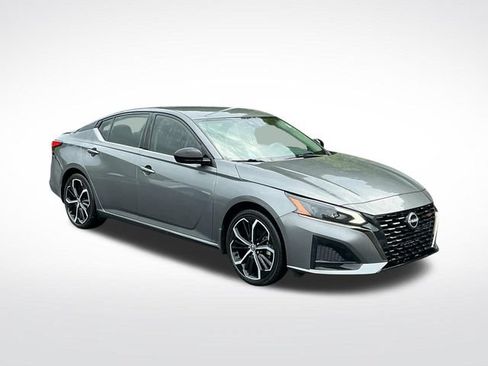 Used 2023 Nissan Altima 2.5 SR FWD image 9
