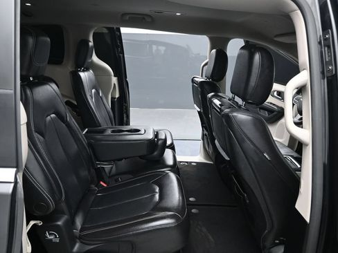 Used 2022 Chrysler Pacifica Touring-L w/ Uconnect Theater Family Group FWD image 35