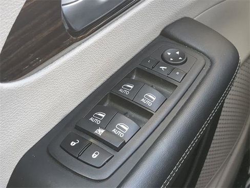 Certified 2024 Chrysler Pacifica Limited image 32