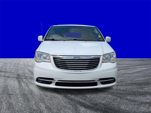 Used 2016 Chrysler Town & Country Touring FWD image 9