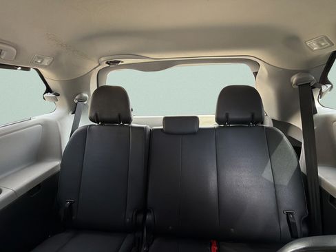 Used 2017 Toyota Sienna SE Premium FWD image 25