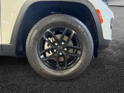 Used 2025 Jeep Grand Cherokee Laredo w/ Luxury Tech Group I image 9