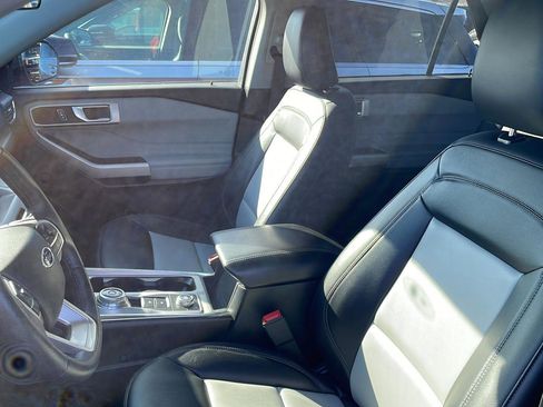 Used 2023 Ford Explorer XLT w/ Equipment Group 202A image 3