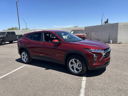 Used 2025 Chevrolet Trax LS w/ LS Convenience Package image 6
