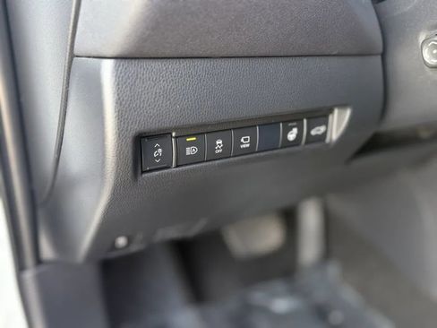 Used 2021 Toyota Venza Limited image 21