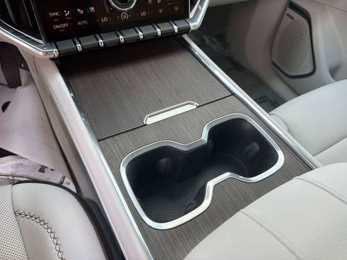 Used 2025 GMC Acadia Denali w/ Super Cruise Package FWD image 25