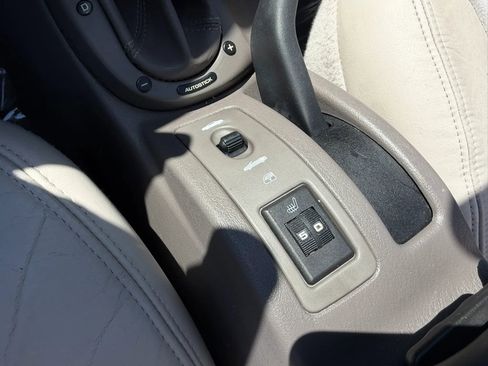 Used 2004 Chrysler Sebring Limited w/ Driver Convenience Group FWD image 28