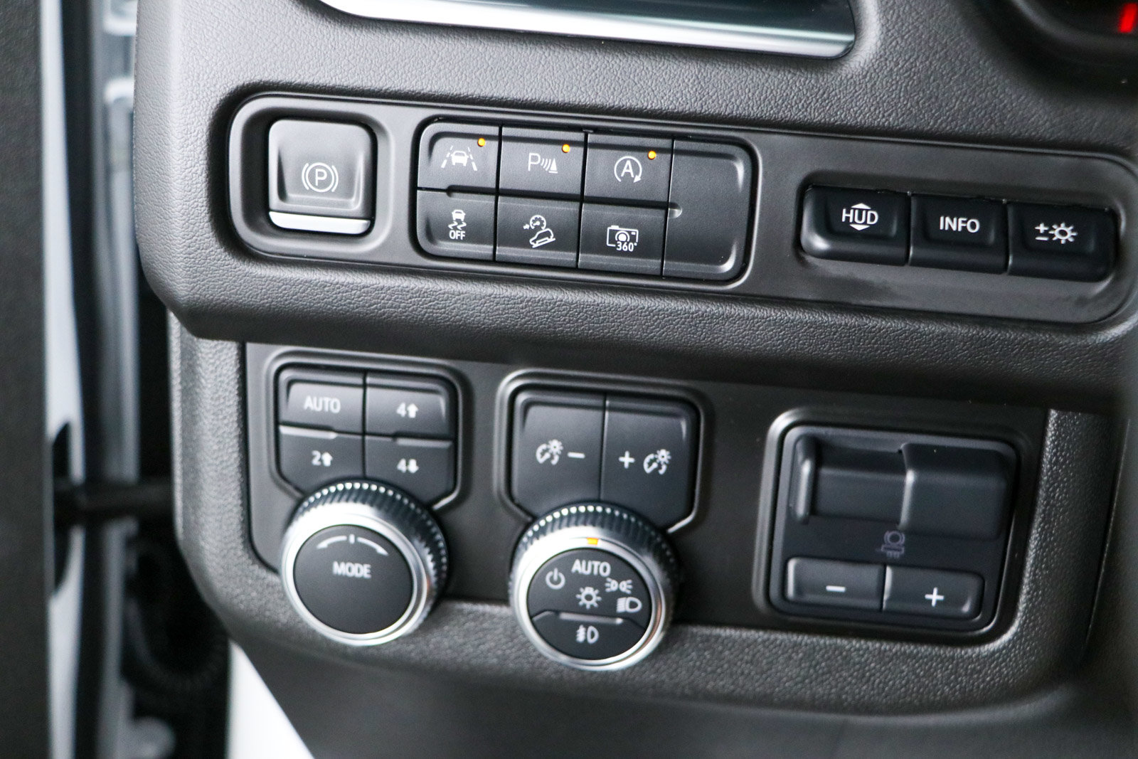 Used 2023 GMC Yukon AT4 w/ Technology Package AWD/4WD image 24