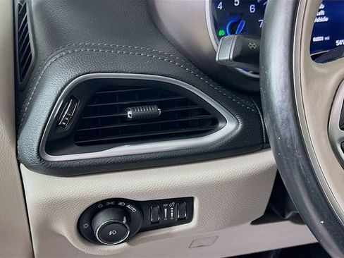 Used 2018 Chrysler Pacifica Limited w/ Tire & Wheel Group image 11