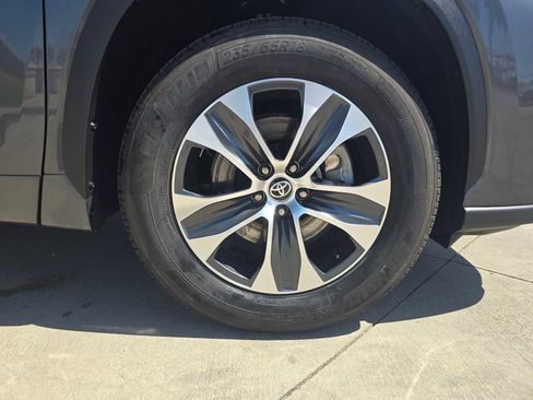 Certified 2025 Toyota Highlander XLE FWD image 9