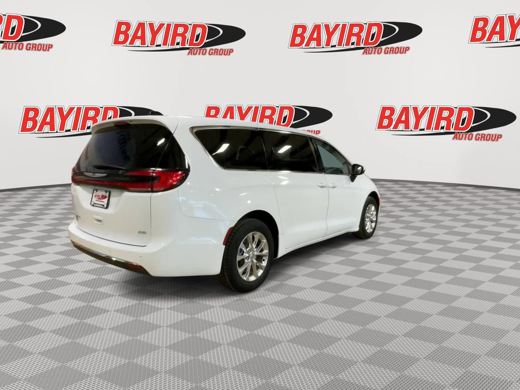 Used 2023 Chrysler Pacifica Touring-L AWD/4WD image 8