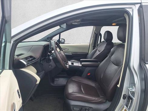 Used 2021 Toyota Sienna Platinum FWD image 11