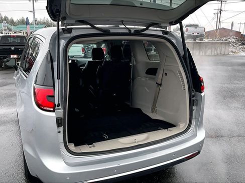 Used 2024 Chrysler Pacifica Select image 19