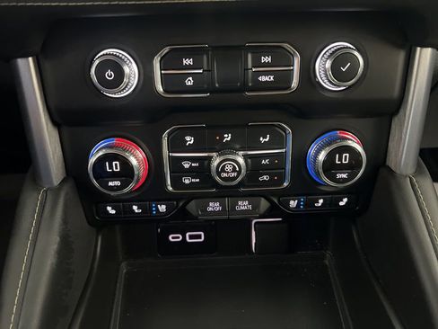Used 2024 GMC Yukon XL SLT w/ SLT Luxury Package AWD/4WD image 16