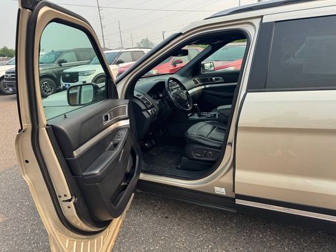Used 2017 Ford Explorer XLT w/ Equipment Group 202A AWD/4WD image 11