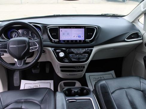 Used 2022 Chrysler Pacifica Touring-L FWD image 26