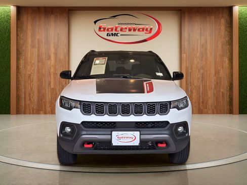 Used 2024 Jeep Compass Trailhawk AWD/4WD image 2