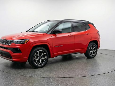 Used 2025 Jeep Compass Limited AWD/4WD image 3