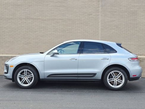 Certified 2024 Porsche Macan image 2
