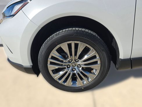 Used 2023 Toyota Venza Limited image 10