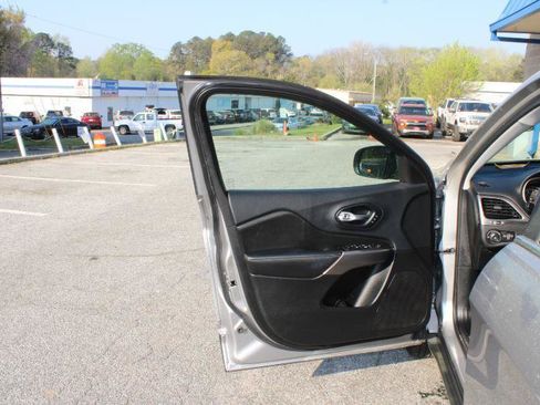 Used 2019 Jeep Cherokee Limited AWD/4WD image 17