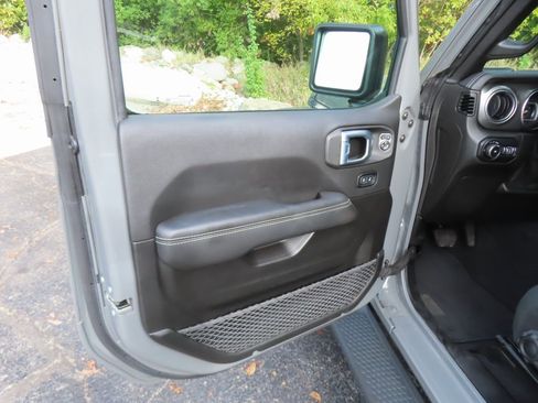 Used 2021 Jeep Wrangler Unlimited Sahara image 26